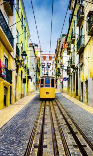 Papel pintado amarillo del tranvía en Lisboa
