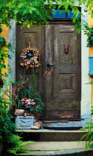 Póster puerta de madera florecida